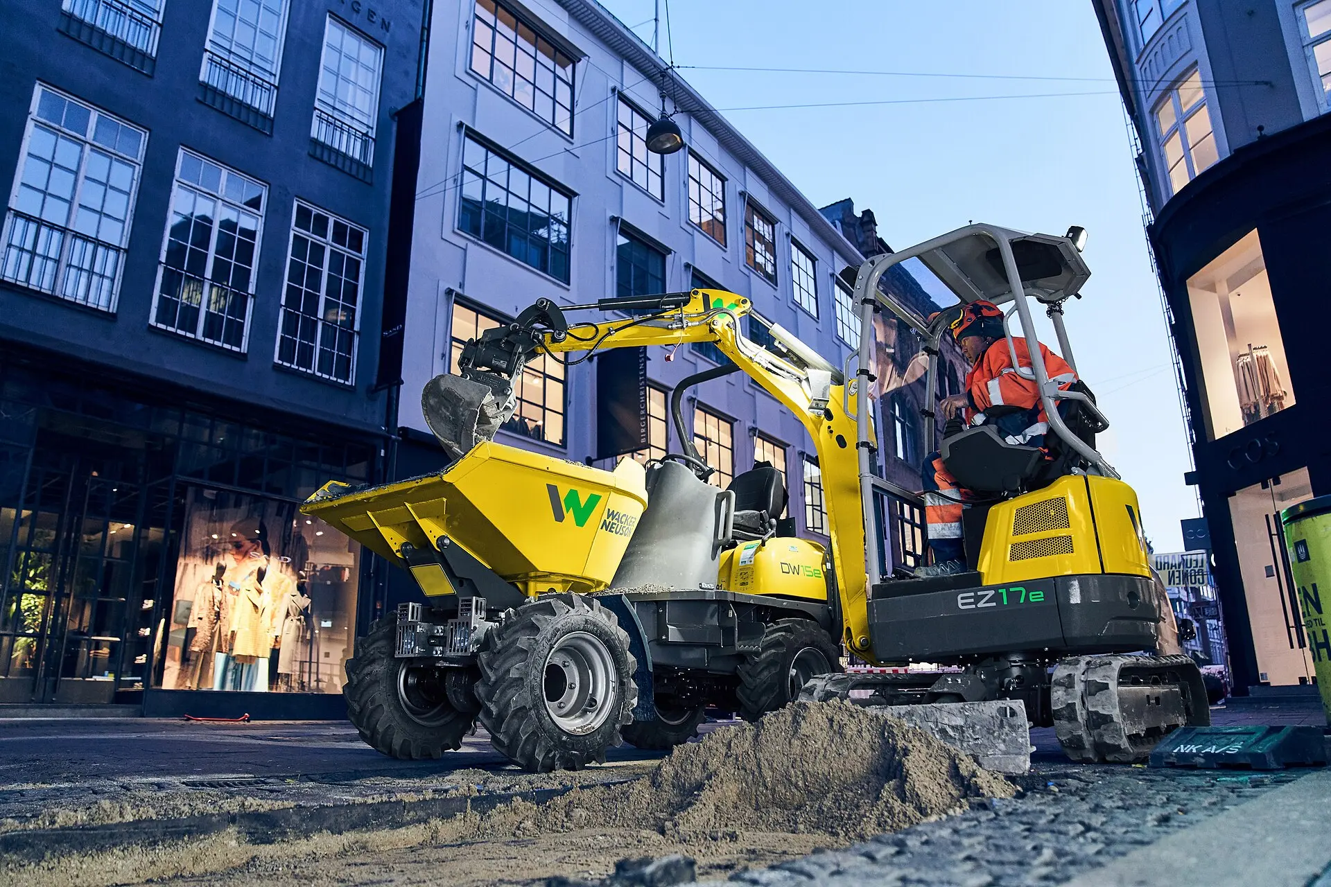 Elektrischer Wacker-Neuson-Bagger und Dumper im Baustelleneinsatz